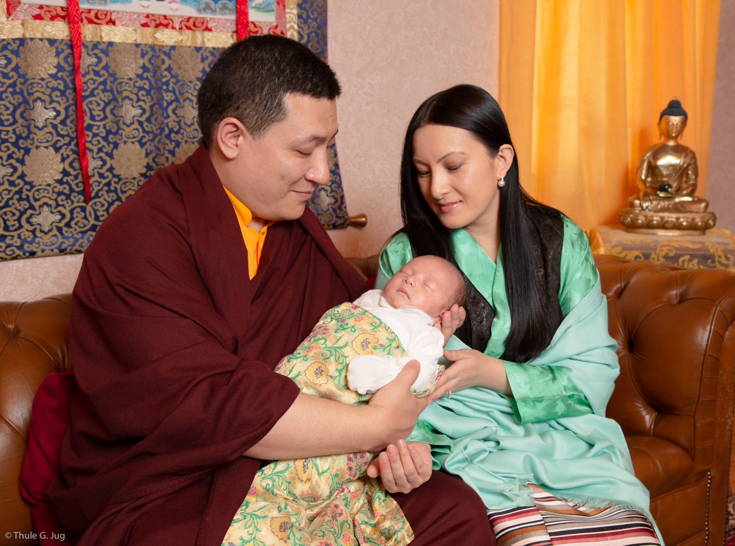Erstes Bild des Sohnes Seiner Heiligkeit dem 17. Gyalwa Karmapa - Thaye Dorje und seiner Frau Sangyumla Rinchen Yangzom