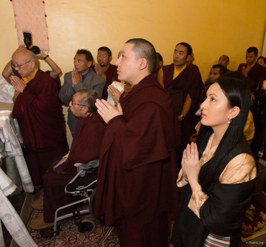 Thaye Dorje, Seine Heiligkeit der 17. Gyalwa Karmapa, seine Gemahlin Sangyumla, zusammen mit Seiner Eminenz Mipham Rinpoche, Solponla Tsültrim Namgyal und Anderen beim Darbringen von Gebeten in Bodh Gaya im Jahr 2017